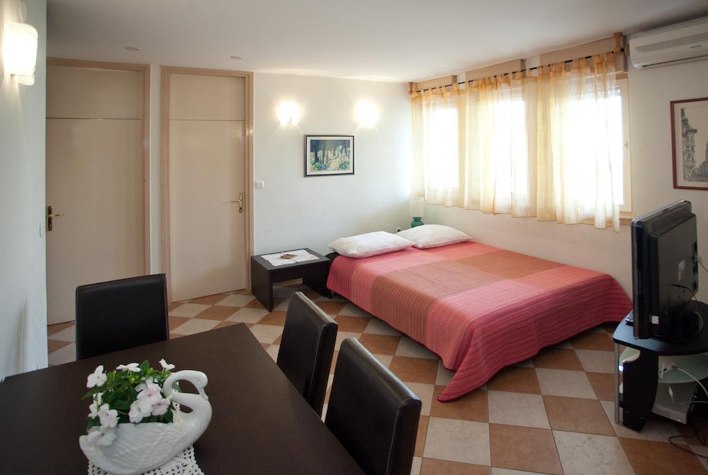 Ideal Location Split Apartments Δωμάτιο φωτογραφία