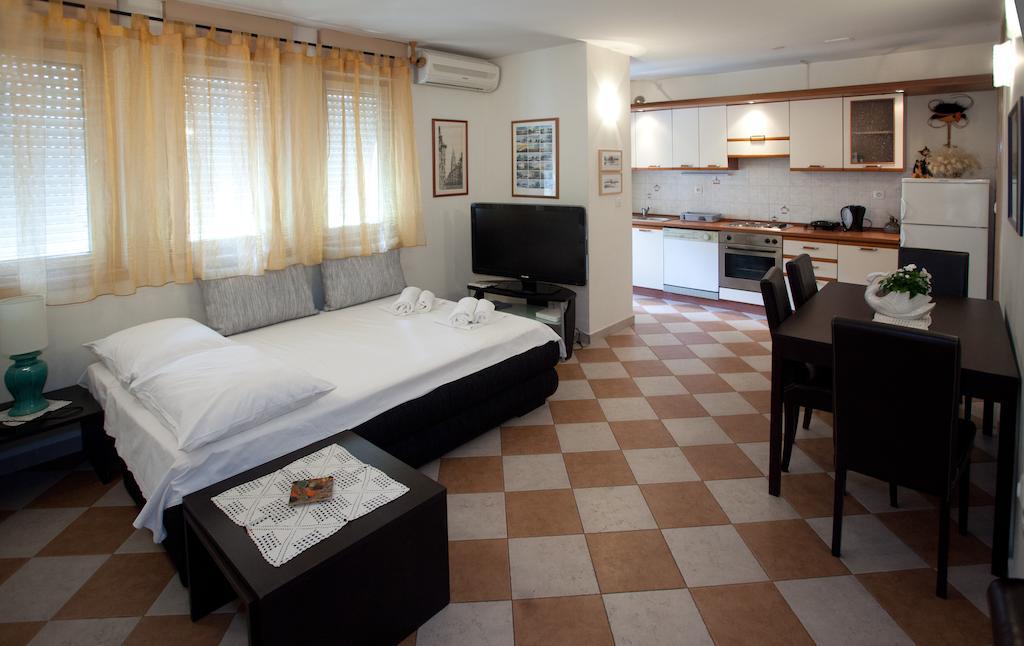 Ideal Location Split Apartments Δωμάτιο φωτογραφία