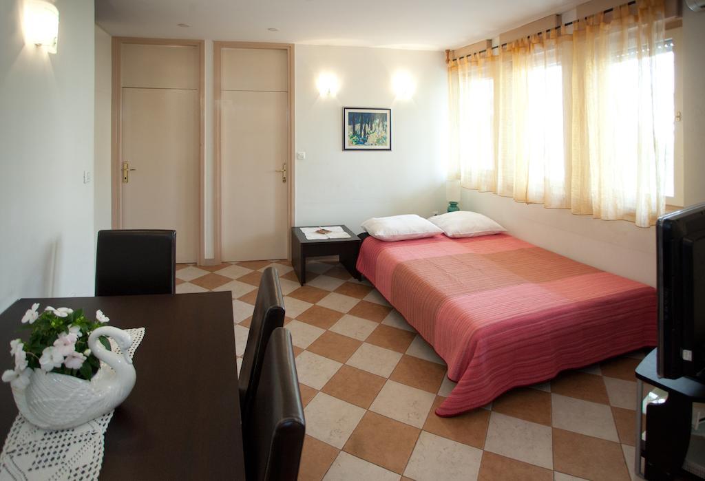 Ideal Location Split Apartments Δωμάτιο φωτογραφία