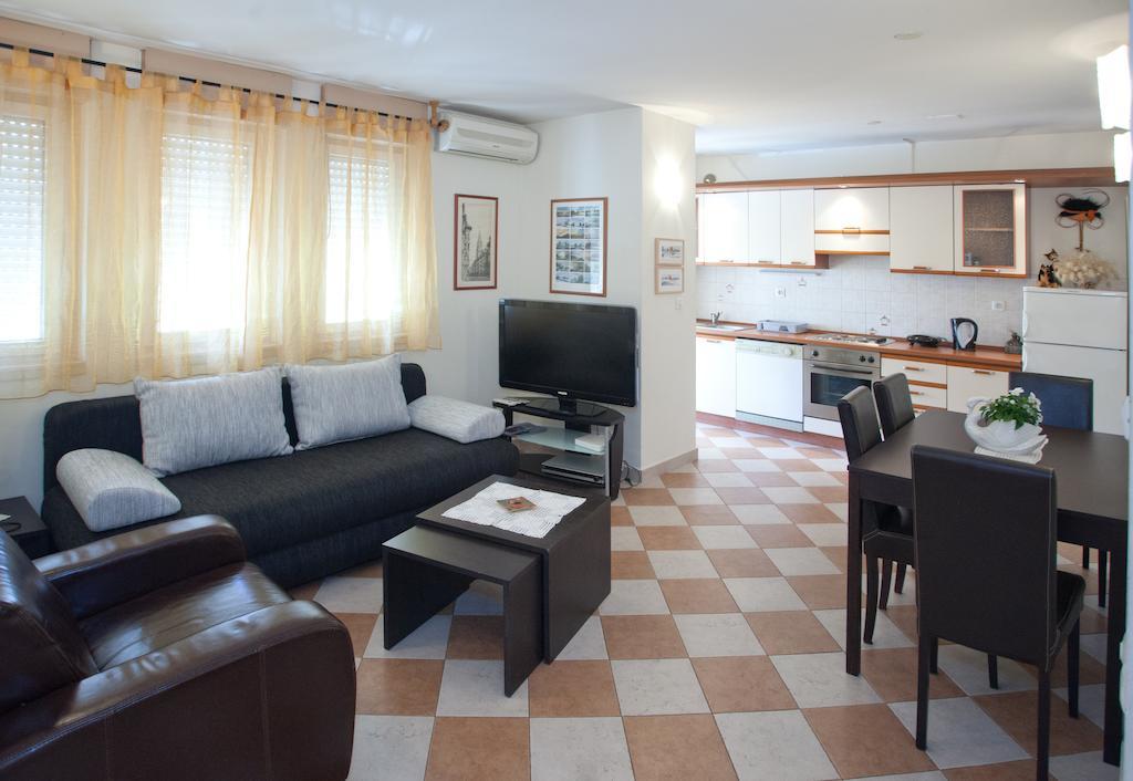 Ideal Location Split Apartments Δωμάτιο φωτογραφία